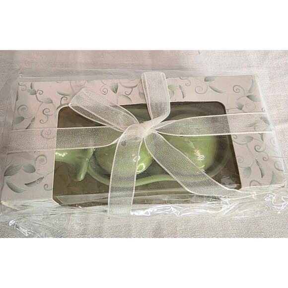 Kate Aspen "2 Peas in a Pod" Salt & Pepper Shaker Set New in Sealed Packaging - Picture 2 of 3